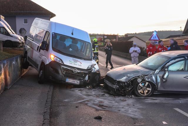 In Weißkirchen stießen ein Kleintransporter und ein Pkw auf der Marchtrenker Straße zusammen und blockierten die Fahrbahn. | Foto: laumat.at