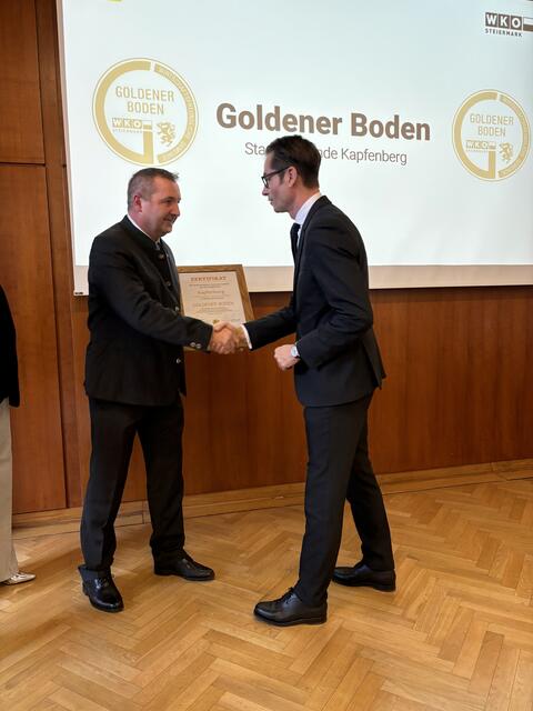 Auszeichnungen "Goldener Boden" für die Stadt Kapfenberg: Thomas Marichhofer überreicht die Auszeichnung an Bgm. Matthäus Bachernegg. | Foto: Angelika Kern