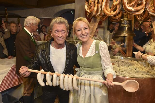 Peter Maffay war erstmals Gast bei der Weißwurstparty (im Bild mit Maria Hauser). | Foto: BrauerPhotos/Nitschke