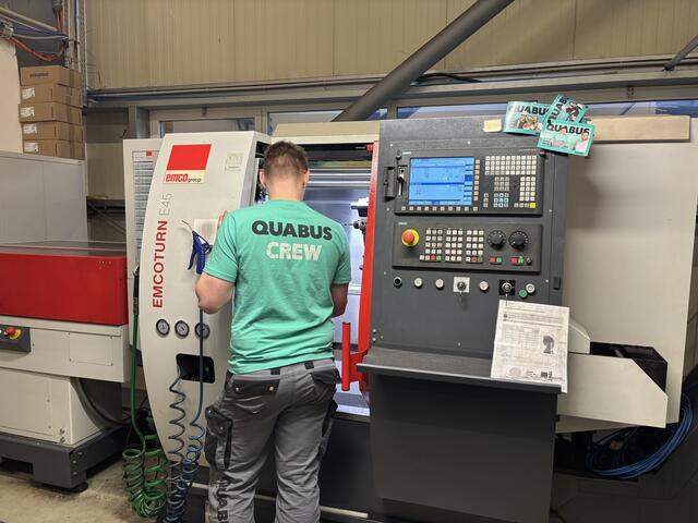 Der 19-Jährige beim Arbeiten an der automatischen Drehbank. | Foto: MeinBezirk