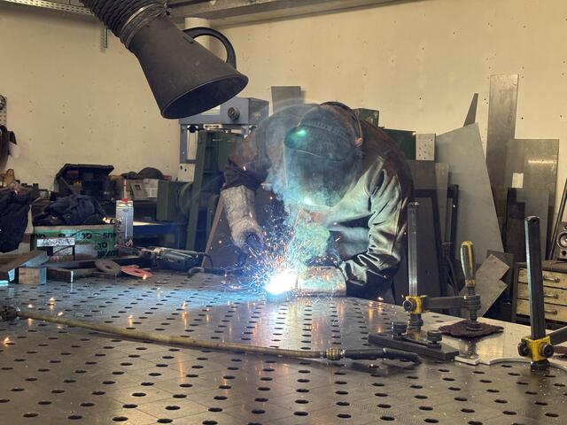 In der Werkstatt für Kleinserien- und Prototypenbau gehören Schweißarbeiten zu den täglichen Aufgaben. | Foto: MeinBezirk