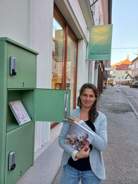 Christina Thonhauser vor der neuen Abholbox ihrer Buchhandlung „San Damiano" | Foto: Privat