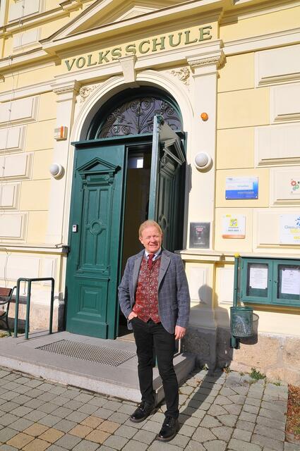 Peter Gerstner, FPÖ, vor der Volksschule Gainfarn (sein Wahllokal) | Foto: Helga Nitsche 
