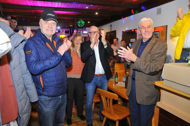 Liste Flammer am Wahlabend, der Bürgermeister wurde mit Applaus und Standing Ovation begrüßt und es war eine großartige Stimmung im Heurigenlokal Sunk. | Foto: Helga Nitsche 