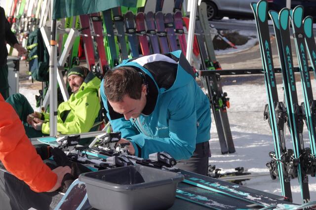 Beim Skitest wurden die neuesten Modelle der beiden beliebten Marken Elan und Kästler auf Herz und Nieren getestet.