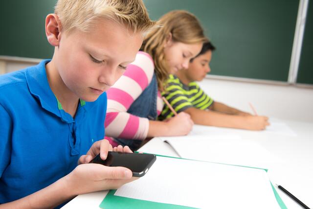 An Kärntner Volksschulen soll es bald ein Handyverbot geben. (Symbolfoto) | Foto: stock.adobe.com/at/pictworks