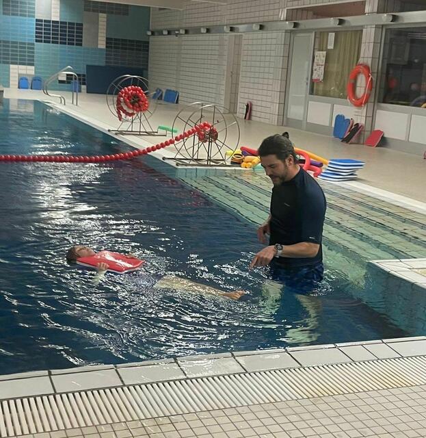 Kontrolliertes Schweben ist die Grundlage für gute Schwimmerinnen und Schwimmer – wie hier bei der kleinen Rosina. Nach der vierten Schwimmstunde konnte Rosina bereits selbstständig schweben. | Foto: Lukas Polster