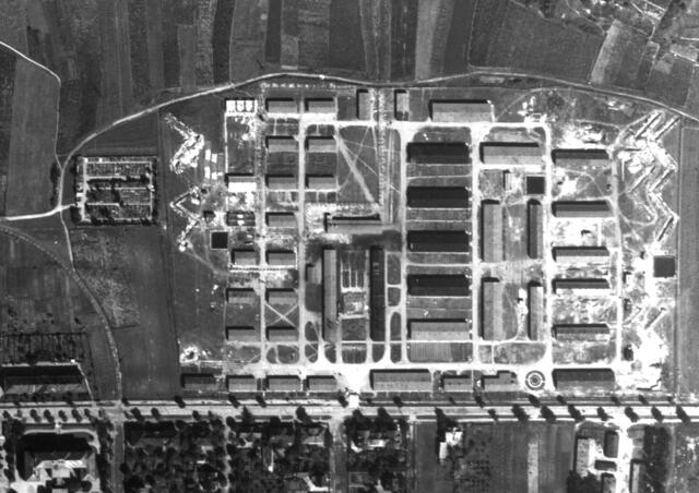 NCAP JARIC 683:  RAF - Luftaufname des Lagers am Weinberg vom September 1944. Rechts im Bild die sechs Baracken, die ab Ende September das KZ-Außenlager waren.  | Foto: NCAP/Sammlung Strobl