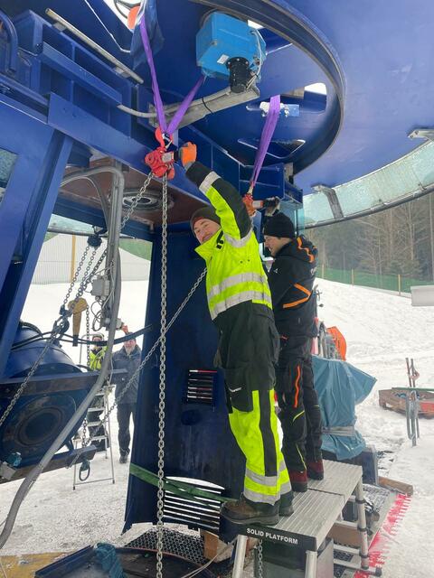 Mit vereinten Kräften wurde an der Reparatur des Zwieselbergliftes gearbeitet.  | Foto: Hochficht Bergbahnen