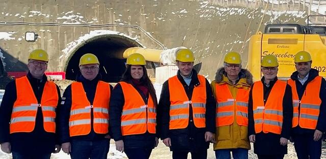 Wirtschaftsvertreter aus Freistadt und Südböhmen gemeinsam mit der Asfinag vor dem Tunnelportal Vierzehn (von links): Christian Naderer, Karel Mach, Susanne Breitenbaumer, Leopold Lechner, Ludek Keist, Thomas Denk, Dietmar Wolfsegger. | Foto: WK Freistadt