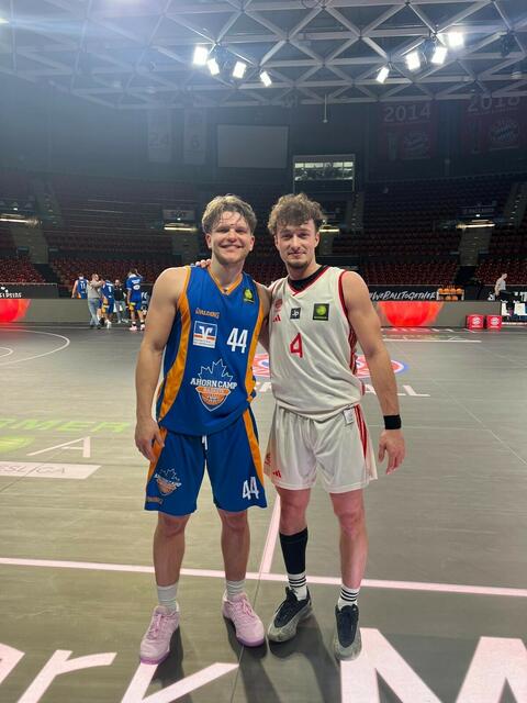 Zwei Welser liefern sich Schlagabtausch in München einen Basketball-Schlagabtausch, denn: sie spielen in verschiedenen deutschen Vereinen.  | Foto: Angerbauer