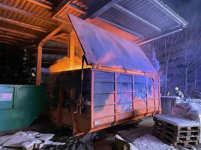 Schon bei der Anfahrt der Einsatzkräfte waren der Feuerschein und eine aufsteigende Rauchsäule deutlich sichtbar.