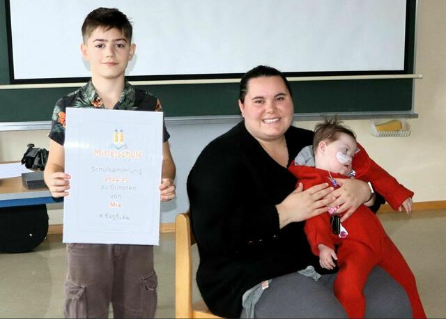 Die Spendensumme wurde an Mutter Carina Pratter-Gaber mit der kleinen Mia Sophie übergeben. | Foto: Gerhard Langmann