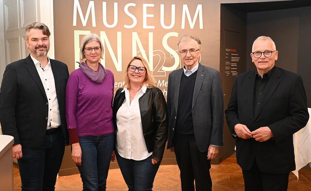 Laurin Holzleitner (oö Kultur), Stadträtinnen Gabriele Käferböck (Kultur) und Alexandra Saidnader (Tourismus), Reinhold Klinger (Präsident oö Museumsbund) und Vereinsobmann Gottfried Kneifel (von links).  | Foto: MVL/Engelsberger
