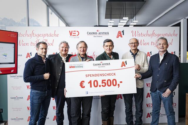 An Franz Klammer (3. v. li.) wurde ein Spendenscheck über 10.500 Euro übergeben. | Foto: Franz Klammer Foundation