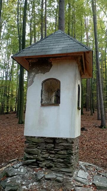 ...und wurde bald darauf auf Marterl aufgesetzt und montiert. Damit Wassereintritt und in weiterer Folge zusätzliche Frostschäden vermieden werden. | Foto: Peter Theußl
