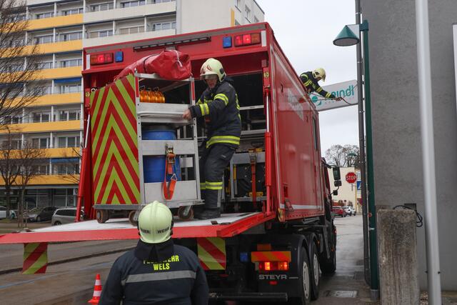 Ein Lkw touchierte das frei hängende Heindl-Geschäftsschild in der Welser Rainerstraße so, dass es aus Sicherheitsgründen abgenommen werden musste. | Foto: laumat.at
