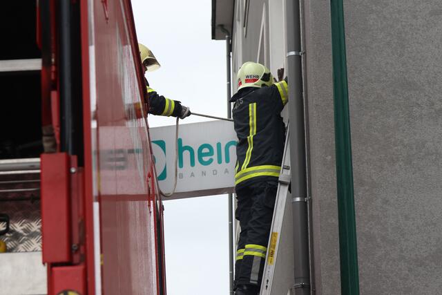 Ein Lkw touchierte das frei hängende Heindl-Geschäftsschild in der Welser Rainerstraße so, dass es aus Sicherheitsgründen abgenommen werden musste. | Foto: laumat.at