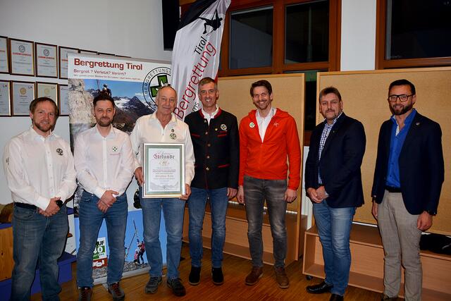 Stefan Leis ist seit 40 Jahren Bergretter - da gratulierten auch die Bürgermeister Thomas Suitner und Markus Haid. | Foto: Bergrettung