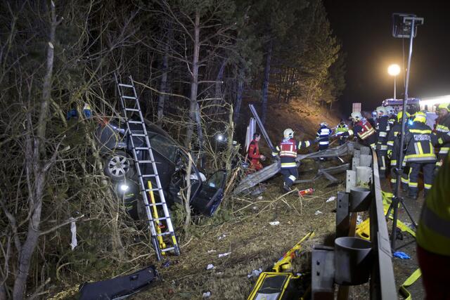 Die Freiwilligen Feuerwehren Heiligenkreuz, Alland und Groisbach waren im Einsatz. | Foto: BFKDO BADEN/Stefan Schneider