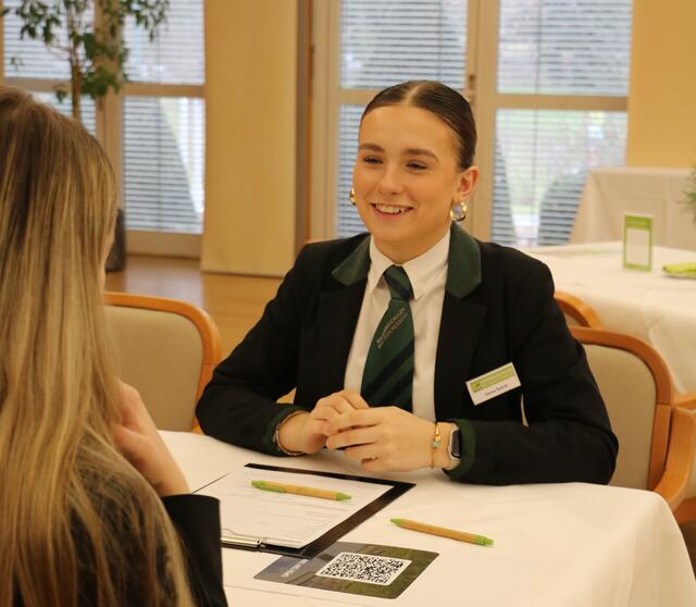 Besonders wertvoll war für die Gäste die Möglichkeit, gleich direkt bei Schülern, Studierenden und Lehrenden nachfragen zu können.  | Foto: Tourismusschulen 