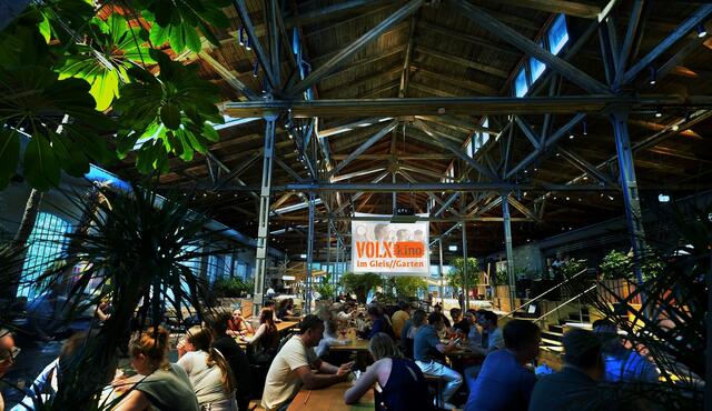 Die Kinoleinwand ist inmitten des Foodmarket platziert.  | Foto: Indira Bott