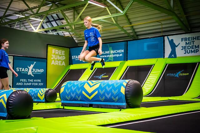 Rund 300 Jumper können gleichzeitig die Halle nutzen. Es ist eine der größten Free-Trampolinflächen in Ostösterreich. | Foto: StarJump Oberwart