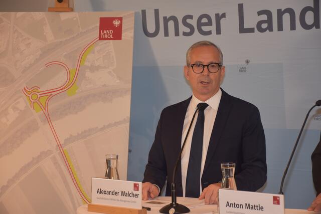 Alexander Walcher, GF ASFINAG, erklärt die Bedeutung der Anschlussstelle Wiesing.  | Foto: Haun
