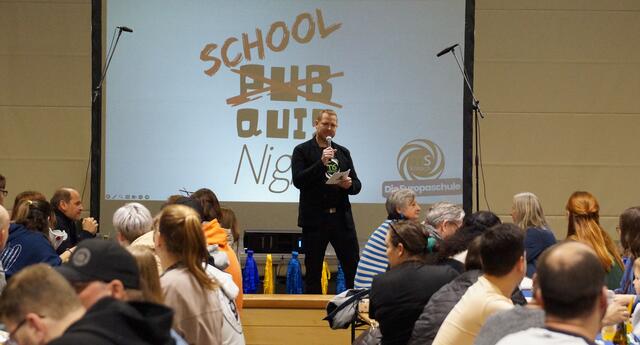 Lehrer Michael Stieber führte als Moderator durch den Abend. | Foto: Schrapf