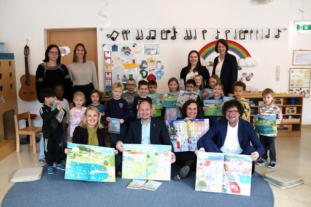 Vizebürgermeisterin Elisabeth Mayr, Bürgermeister Johannes Anzengruber, Illustratorin Elisabeth Mayr und IKB-Vorstandsmitglied Dr. Thomas Pühringer (ganz vorne, v. l. n. r.) überreichten die Wimmelbücher den Kindern und Pädagoginnen des Kindergartens Sieglanger sowie stellvertretend allen Kindergärten der Stadt Innsbruck.   | Foto: IKB