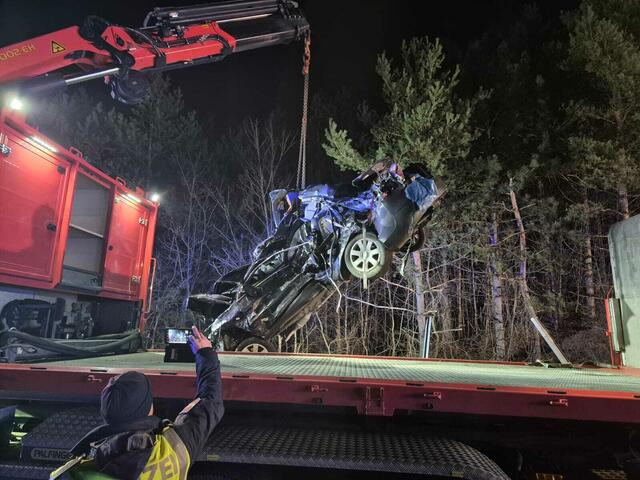 Der Pkw wurde von der Feuerwehr Alland mit dem Wechselladefahrzeug-Kran geborgen. | Foto: FF Alland