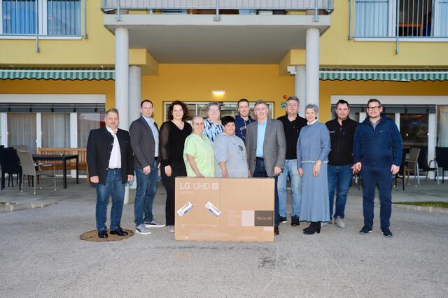 Mit einem Teil des Ballerlöses wurde dem Seniorenzentrum Föhrenhof ein TV-Gerät gesponsert; ein zweites Gerät wird von der Firma ERST zur Verfügung gestellt. | Foto: Alfred Mayer