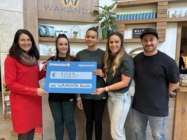 1.085 Euro übergibt Wakanda Health an "Wir helfen Niederösterreich" | Foto: Lauren Seywald / MeinBezirk