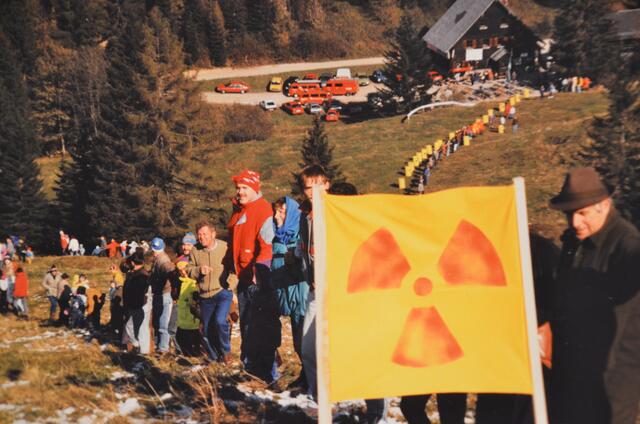 Die Menschenkette über den Arlingsattel setzte ein eindrucksvolles – und letztlich erfolgreiches – Zeichen gegen Atomkraft. | Foto: Forum Bosruck