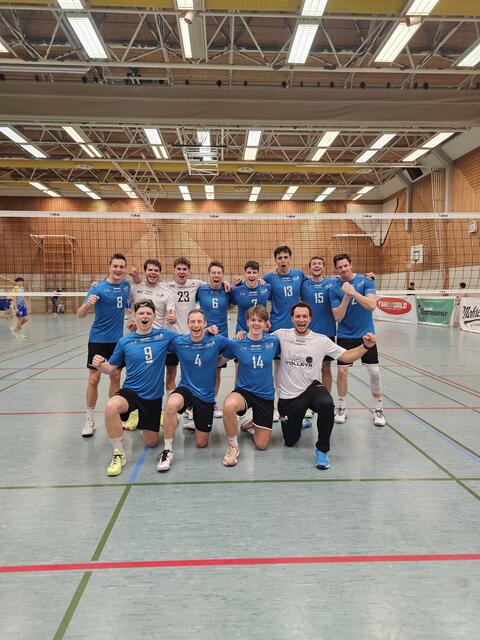 UNIONvolleys Herren gegen Wolfurt - Michael Pfeiffer (8), Johannes Maurer (10), Paul Knoll (23), Jonas Wesp (6), Florian Lucic (7), Nico Urban (13), Sebastian Kokes (15), Andres Fröhlich (2), Sebastian Fluch (9), Christoph Breyer (4), Fabian Troyer (14) &amp; Trainer Markus Oels | Foto: UNIONVolleys
