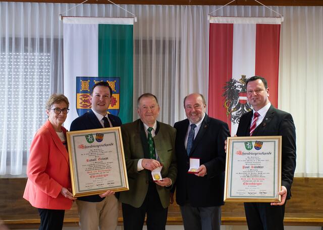 Paul Kiendler (2.v.r.) und Rudolf Gründl (3.v.l.) wurden zu Ehrenbürgern der Gemeinde Ragnitz ernannt. | Foto: Gemeinde