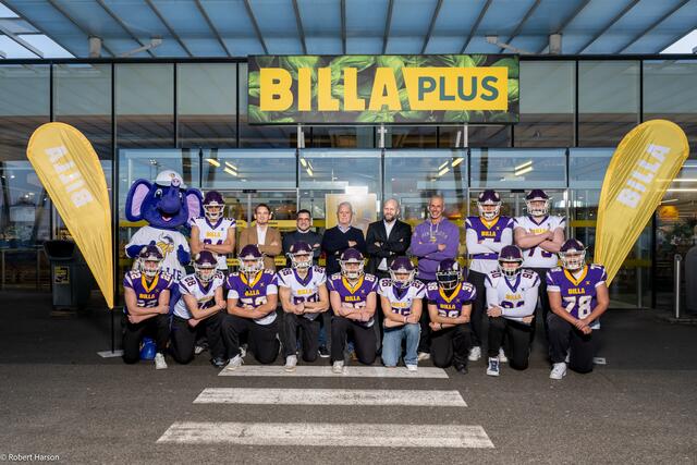 hintere Reihe: Stefan Weinlich (BILLA Vertriebsdirektor, 3. von links), Marcel Haraszti (Vorstand der REWE International AG, 4. von links), Karl Wurm (Präsident der AFC Vienna Vikings, 5. von links), Harald Mießner (BILLA Vorstand, 6. von links) und Alfred Neugebauer (Vorstand der AFC Vienna Vikings, 7. von links) mit den U18-Talenten der AFC Vienna Vikings. | Foto: Robert Harson