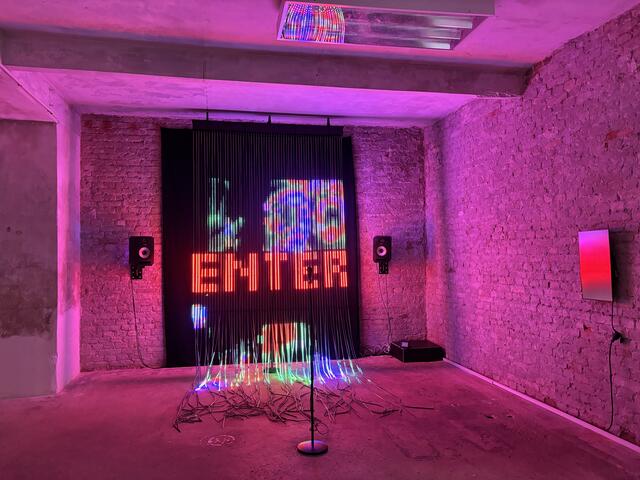 Die Installation des kreativen Codierer Kswarey Kirklewski soll die Interaktion zwischen Mensch und Computer widerspiegeln.  | Foto: Luca Arztmann/MeinBezirk