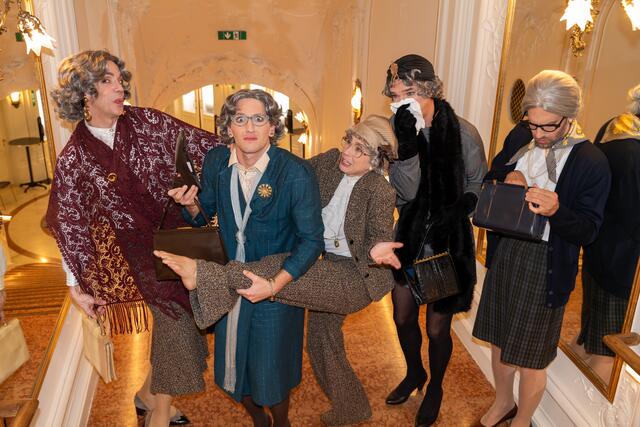 Die "Theatertanten" aus der Josefstadt ermöglichen jedem Kind eine Theateraufführung beizuwohnen.  | Foto: Tante Leschanz
