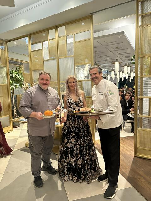 Simone Lugner mit den Köchen Ademir Husagic und Siegfried Kröpfl. | Foto: Madeleine Gluhak