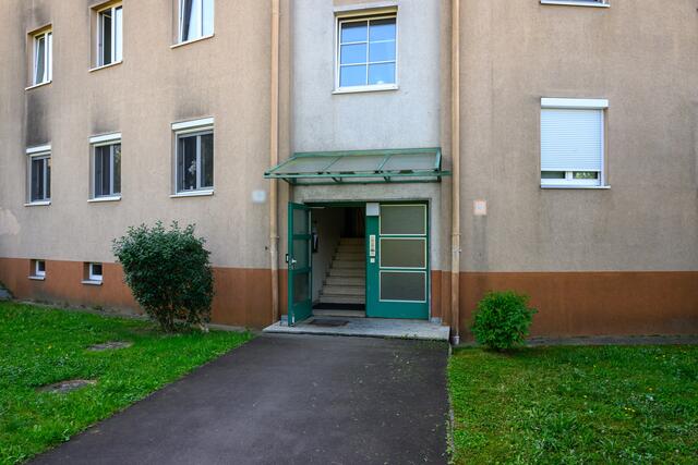 Lebensbedrohlich verletzt, schleppte sich das Opfer in das Stiegenhaus dieses Mehrparteienhauses und brach dort zusammen. | Foto: FOTOKERSCHI.AT/KERSCHBAUMMAYR