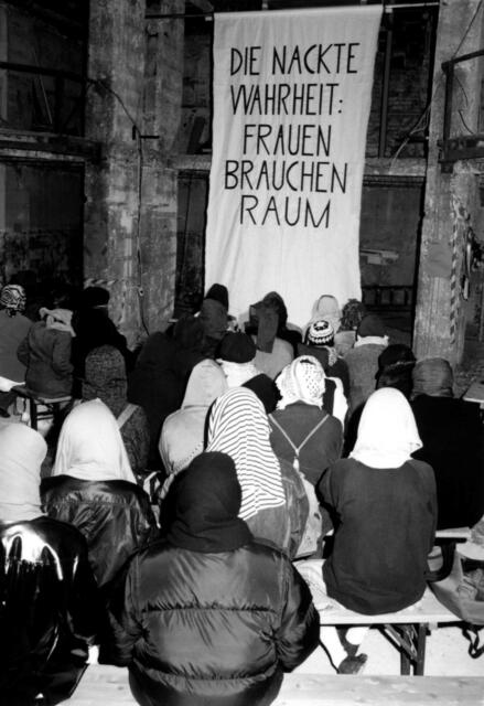 Mit einer friedlichen Besetzung der Räumlichkeiten eines ehemaligen Pornokinos versuchten die Künstlerinnen ihr Anliegen durchzusetzen.   | Foto: Kosmos Archiv