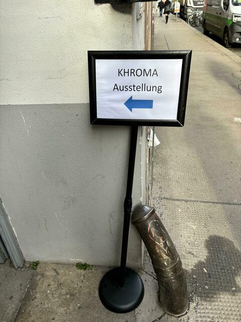 Die Ausstellung in der Kaiserstraße 69 ist etwas versteckt. Schilder helfen allerdings bei der Orientierung.  | Foto: Luca Arztmann/MeinBezirk