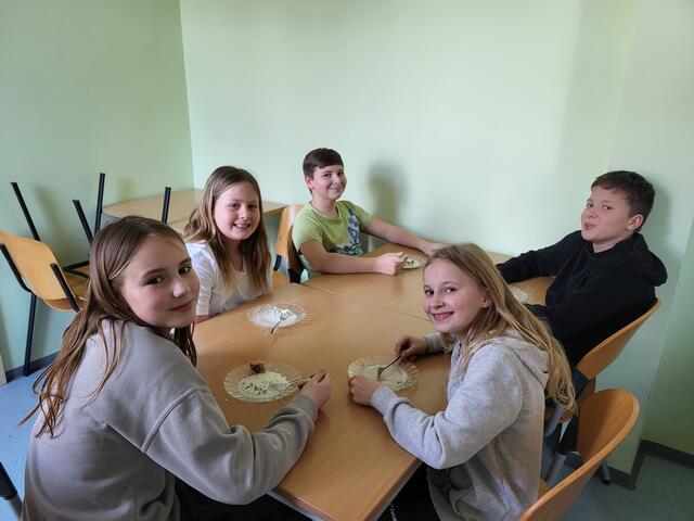 Ein Stück Ukraine für die Erstklässler zum Kosten. | Foto: Private NÖ Mittelschule Gleiß