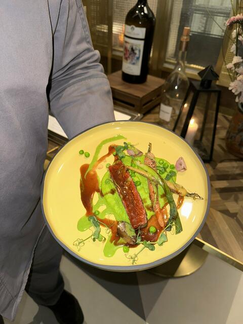 Veganes Steak auf Erbsenpüree und Ofengemüse. | Foto: Madeleine Gluhak