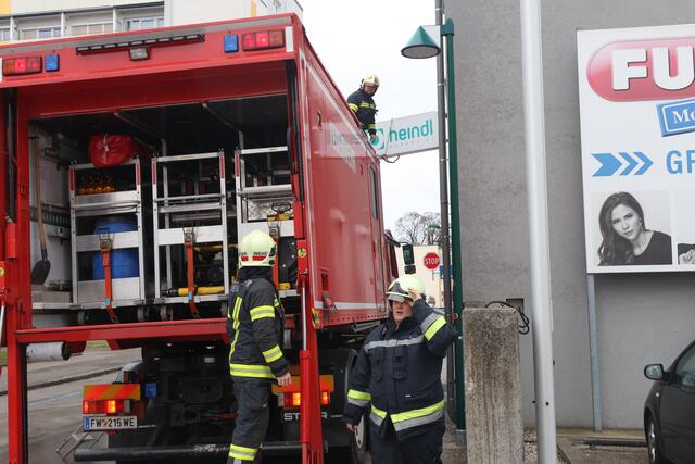Ein Lkw touchierte das frei hängende Heindl-Geschäftsschild in der Welser Rainerstraße so, dass es aus Sicherheitsgründen abgenommen werden musste. | Foto: laumat.at