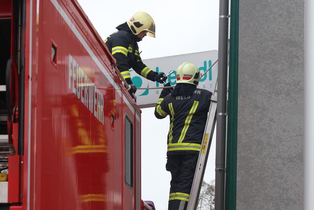 Ein Lkw touchierte das frei hängende Heindl-Geschäftsschild in der Welser Rainerstraße so, dass es aus Sicherheitsgründen abgenommen werden musste. | Foto: laumat.at