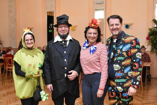 Gemeinderätin Helga Seibezeder, Bürgermeister Christian Haberhauer, Stadträtin Elisabeth Asanger und Vizebürgermeister Gerhard Riegler beim letztjährigen Seniorengschnas. | Foto: Stadt Amstetten