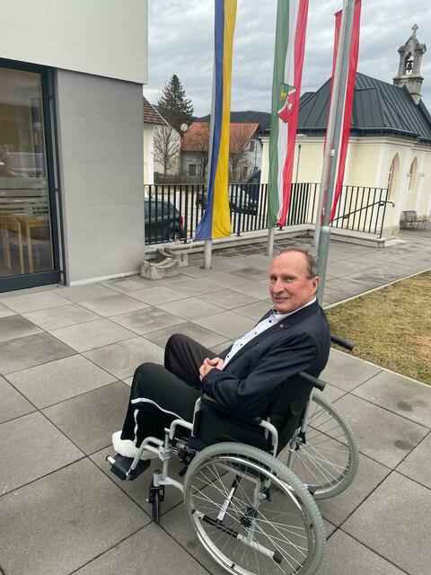 Linkes Sprunggelenk kompliziert gebrochen und dennoch seiner Wahlpflicht nachgekommen: Andreas Knabel bleibt Bürgermeister mit absoluter Stimmenmehrheit. | Foto: privat