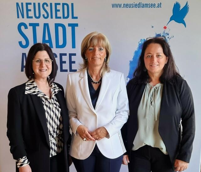 (v.l.) Direktorin der Volksschule am Tabor Kordula Csukker, Bürgermeisterin Elisabeth Böhm und Amtsleiterin Judith Siber-Reiner | Foto: Stadtgemeinde Neusiedl am See